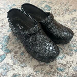 Dansko womens size 38 Black medallion clogs